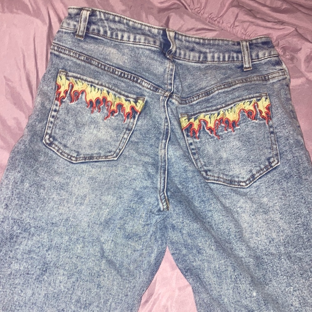 Color: baby blue w flare flames on the buts